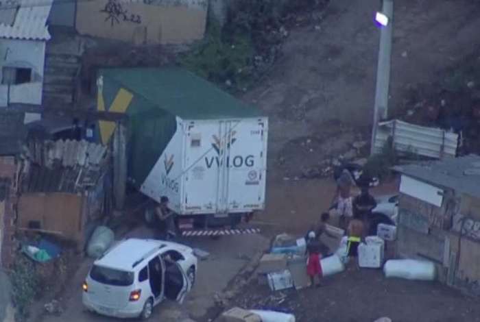 Globocop voltou a flagrar roubo de carga no mesmo lugar no Complexo da Pedreira