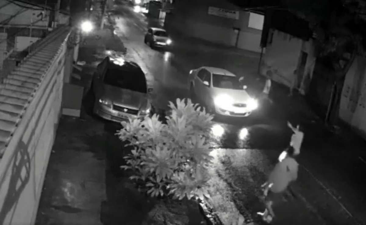 Bandidos tentam roubar carro em Nova Iguaçu - Reprodução / Facebook