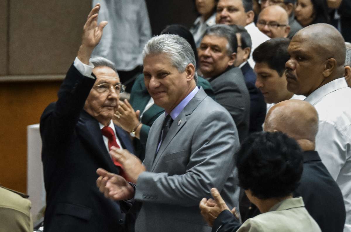 O presidente cubano, Raúl Castro, ao lado do primeiro vice-presidente Miguel Diaz-Canel durante sessão da Assembléia Nacional que selecionará o Conselho de Estado de Cuba - AFP PHOTO / STR