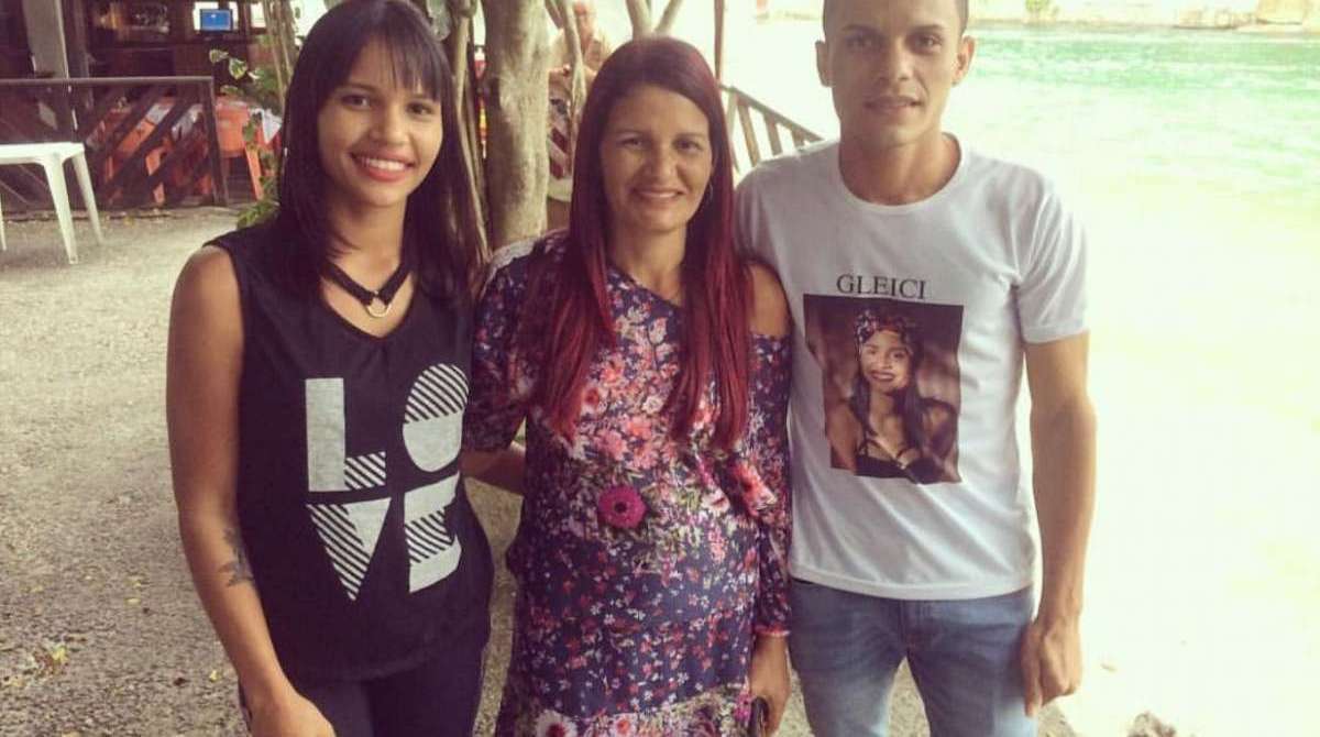 Família de Gleici: o irmão Agleuson, a irmã Gleiciely e a mãe Vanuzia - Divulgação