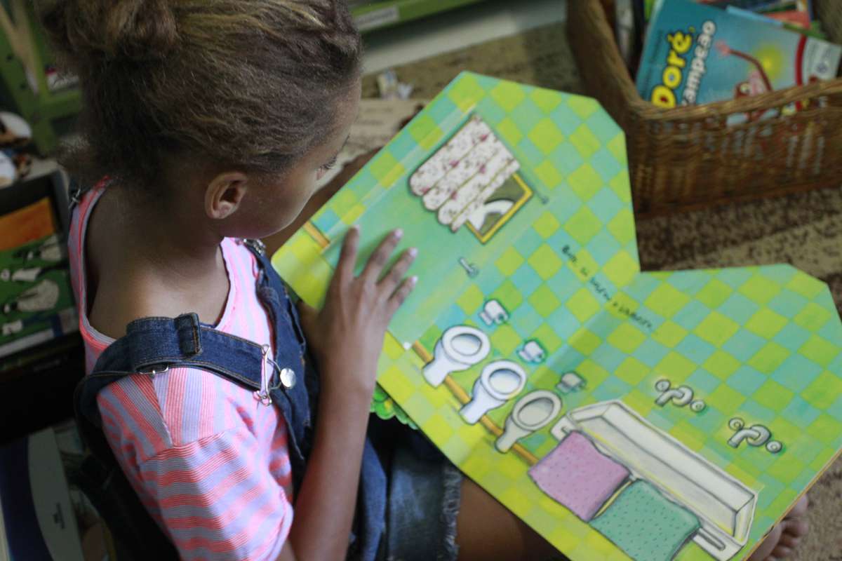 3-18-8--20 - ESPECIAL BIBLIOTECAS COMUNIT&Aacute;RIAS DA BAIXADA - Biblioteca Josimar Coelho, Bairro  Jardim Primavera, Caxias. Na Foto: a aluna Agatha Valen&ccedil;a (rosa) Foto de Ma&iacute;ra Coelho / Ag&ecirc;ncia O Dia. Cidade , Livro, Leitura, Estudar, Educa&ccedil;&atilde;o, Escola, - Foto de Ma&iacute;ra Coelho / Ag&ecirc;ncia O Dia