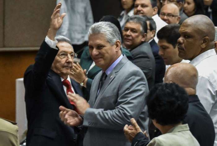 O presidente cubano, Raúl Castro, ao lado do primeiro vice-presidente Miguel Diaz-Canel durante sessão da Assembléia Nacional que selecionará o Conselho de Estado de Cuba