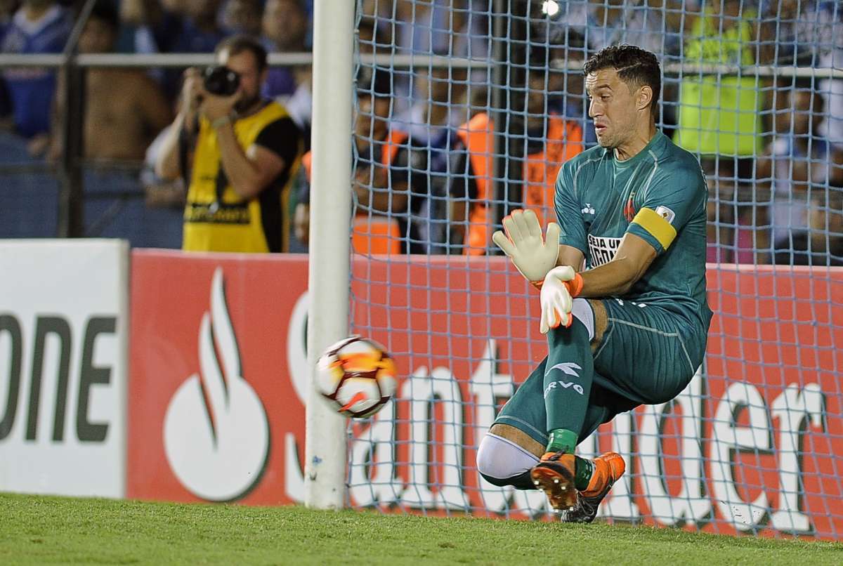 Mart&iacute;n Silva defendeu duas penalidades na Argentina  - AFP 