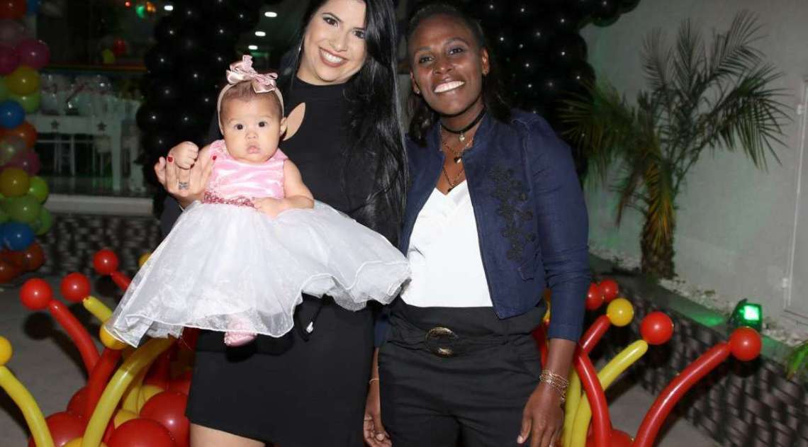 Thais Batista e Nen�m com a filha do casal, Valentina