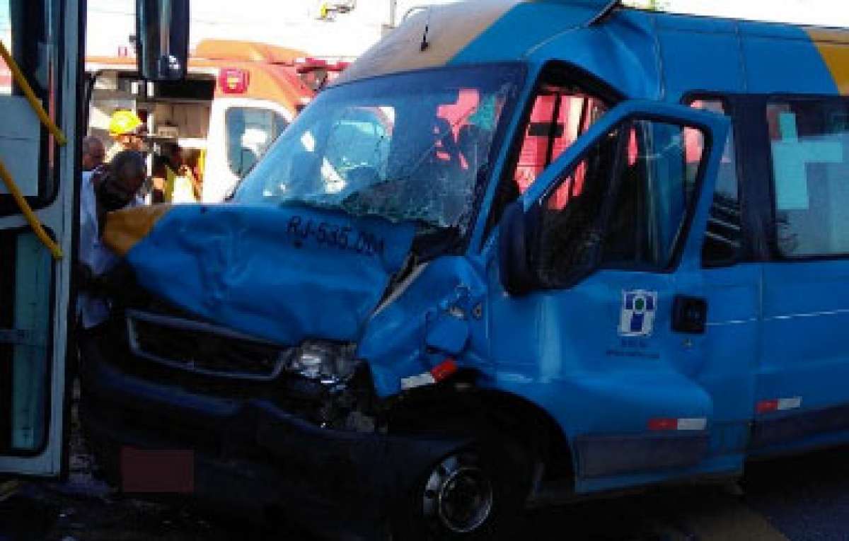 Acidente entre van e ônibus no Fundão - Centro de Operações