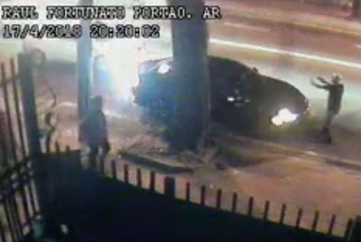 Imagens de câmeras de segurança flagraram um assalto a um carro no Jardim Botânico - Reprodução de Vídeo