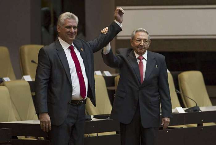 O presidente cubano Raúl Castro saúda o seu sucessor, Miguel Diaz-Canel, após a nomeação oficial pela Assembleia Nacional, em Havana.