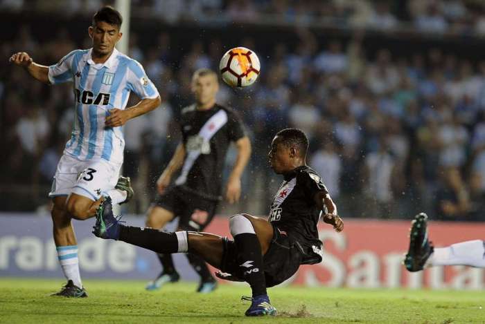 Argentina's Racing Club defender Alexis Soto (L) vies for the ball with Brazil's Vasco da Gama midfielder Wellington (bottom), during the Copa Libertadores group E football match, at Presidente Peron stadium in Avellaneda, Buenos Aires on April 19, 2018.   / AFP PHOTO / JAVIER GONZALEZ TOLEDO
      Caption