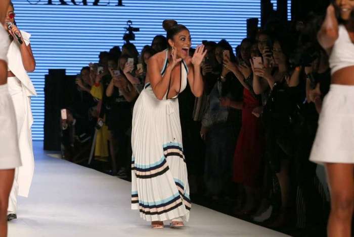 Juliana Paes participa de desfile em Minas Gerais