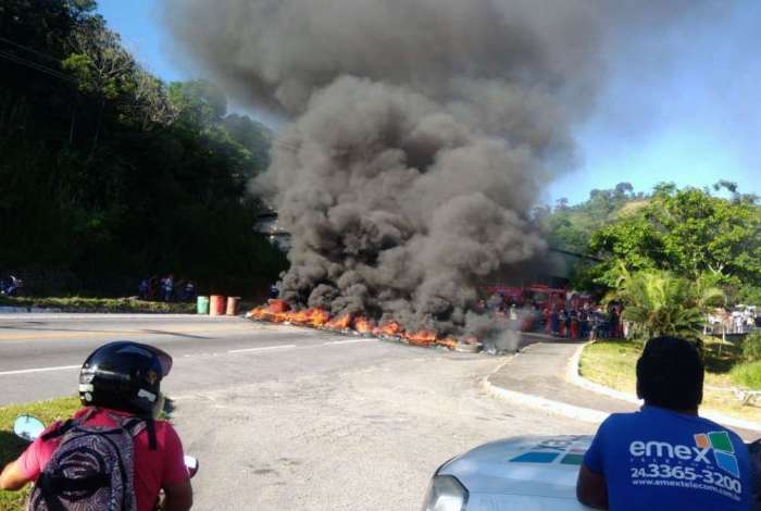 Manifestantes colocaram fogo em pneus na BR-101