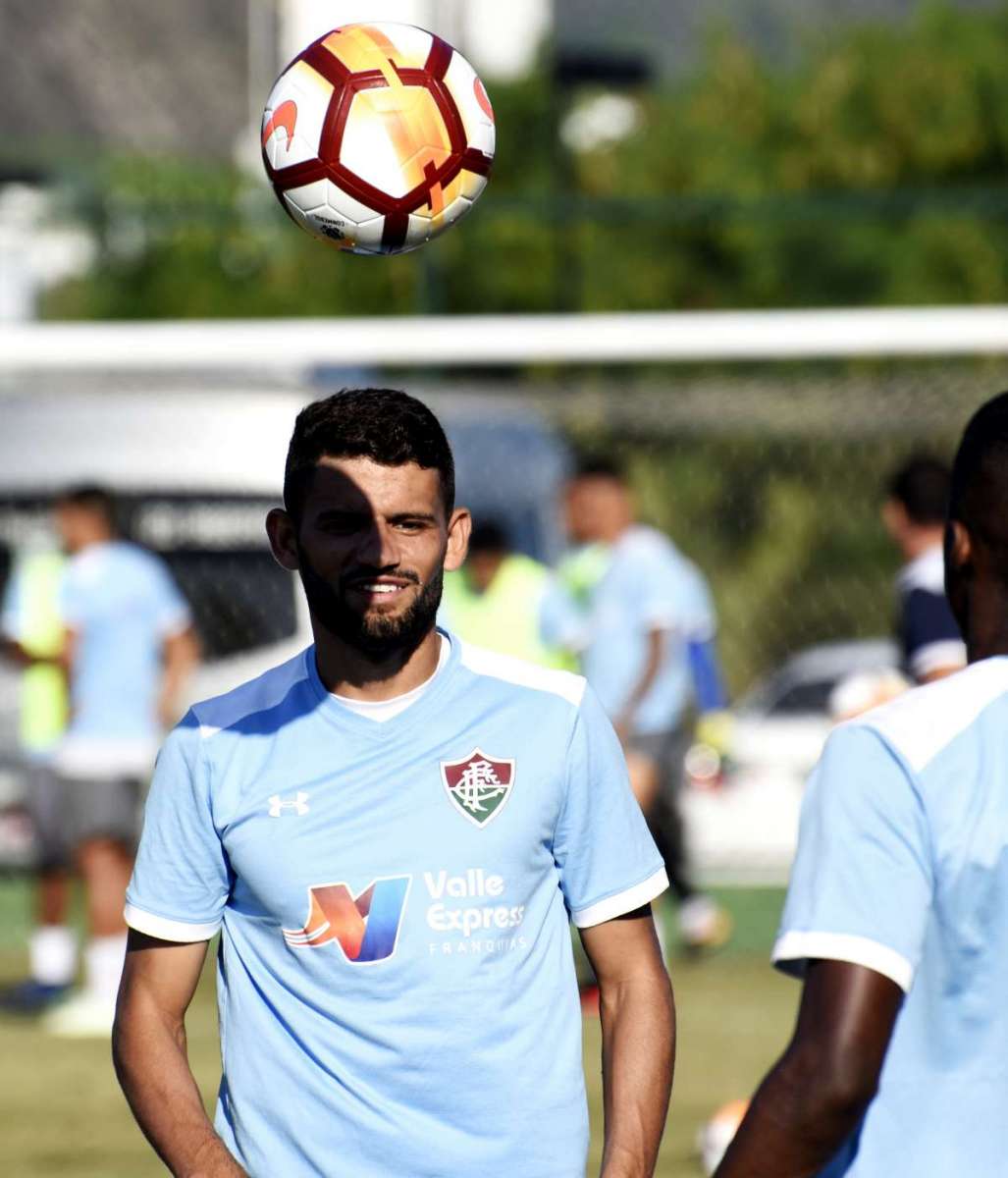 Jadson bate bola no treino do Flu: promessa de empenho contra o Cruzeiro - MAILSON SANTANA/FLUMINENSE FC.