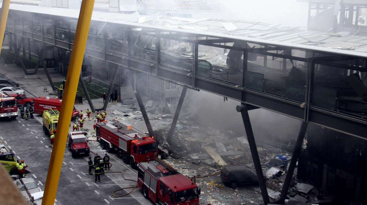 O grupo separatista ETA detonou bomba no estacionamento do Aeroporto de Barajas, em Madri, em 30 de dezembro de 2006.