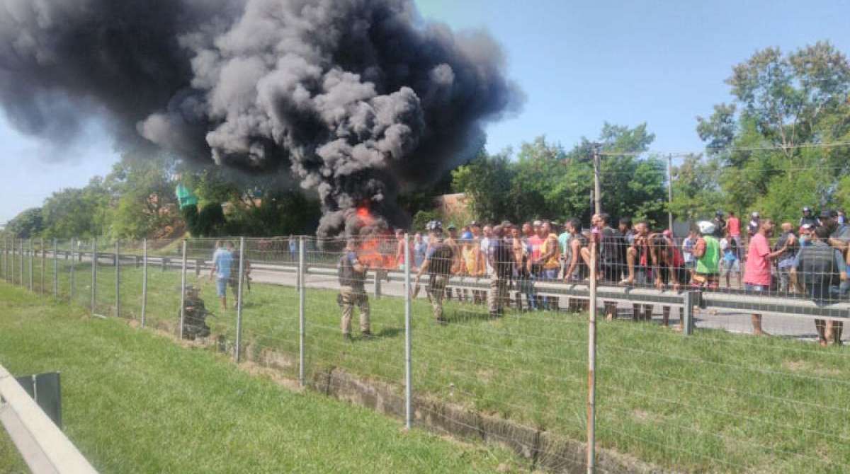 Manifestantes incendiaram pneus e pedaços de madeira na BR-101 - Divulgação / PRF