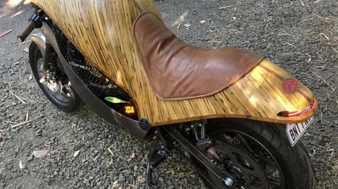 Assento tem desenho que remete s selas de cavalos
