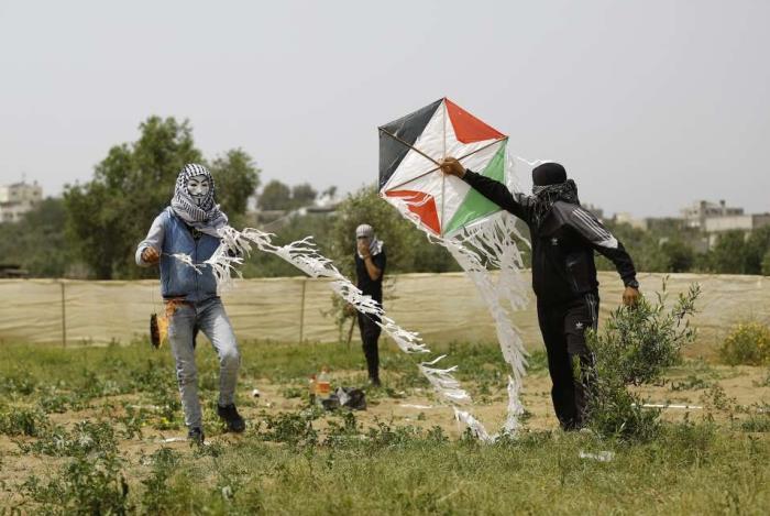 Os palestinos que protestam ao longo da fronteira de Gaza começaram a colocar coquetéis molotov em pipas para ultrapassar a cerca e atingir Israel em uma nova tática