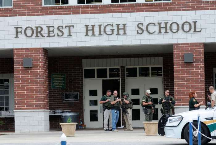 Policiais cercam a escola americana Forest High School após tiros disparados no local em Ocala, na Flórida.