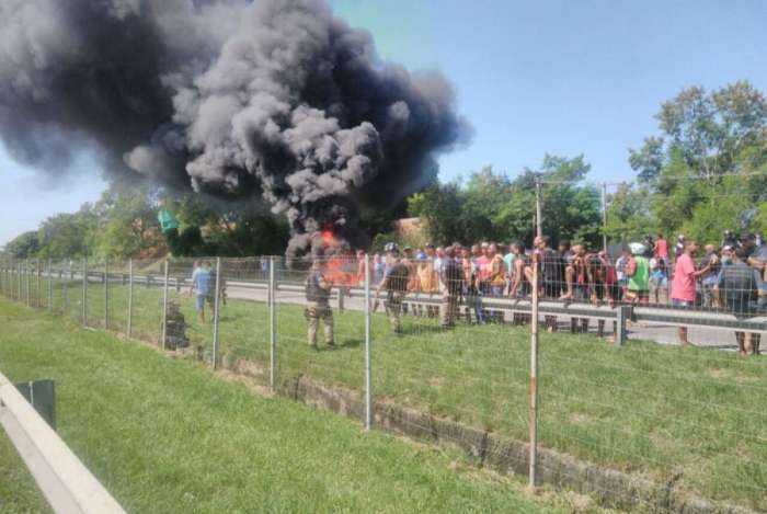 Manifestantes incendiaram pneus e peda�os de madeira na BR-101