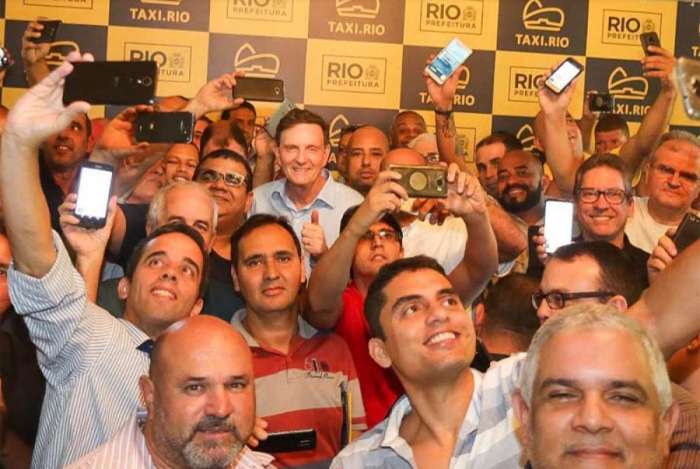 O prefeito Marcelo Crivella se reuniu com taxistas