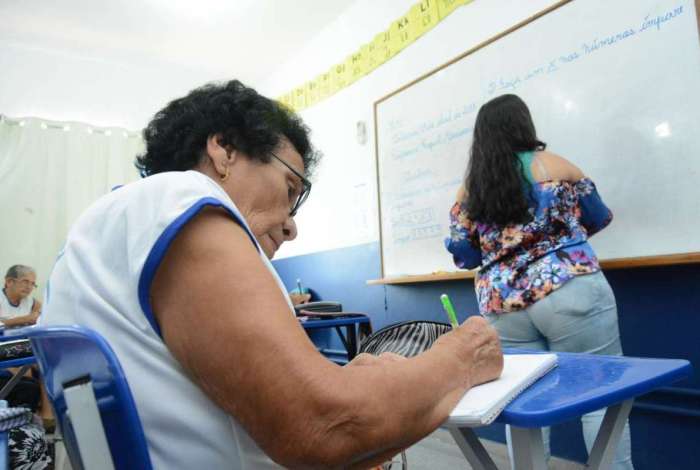 Aos 80 anos, Dona Maria Edite � a estudante mais velha do Cremii. Hoje, ela se orgulha de j� sabe ler e de tamb�m escrever o pr�prio nome