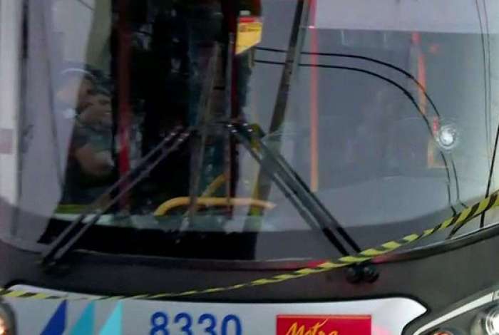 Uma passageira foi baleada no abdome e o motorista do ônibus foi atingido por estilhaços na cabeça. 