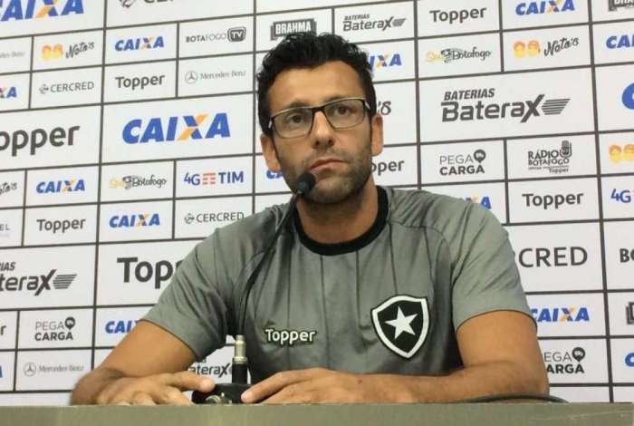 Alberto Valentim elogiou a equipe do Botafogo