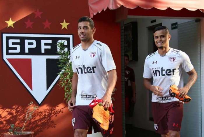 Diego Souza ao lado de Everton, no CT do S�o Paulo: sem chances no Morumbi, meia pode voltar ao Vasco