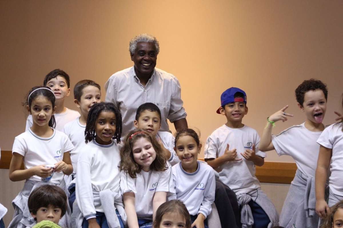 Romeu Evaristo com crianças no evento de comemoração ao aniversário de Monteiro Lobato - Divulgação 