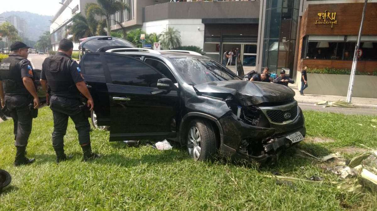 Carro do grupo foi encontrado em frente ao Shopping Fashion Mall