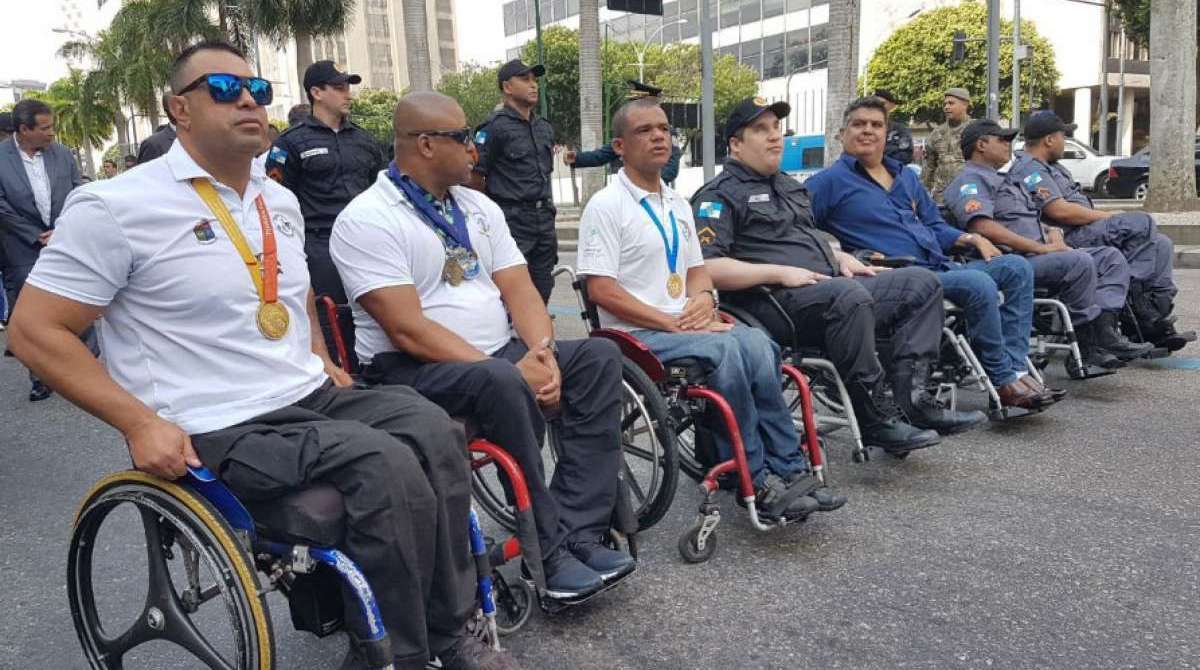 Policiais reformados cadeirantes desfilaram no Centro