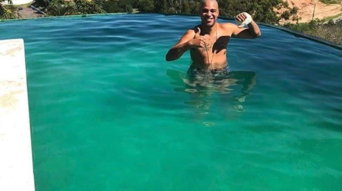 Adriano aproveita tempo livre em Búzios - Reprodução