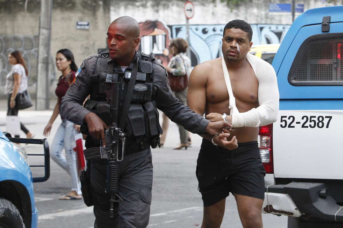 Suspeito de tráfico de drogas foi preso depois de bater com o carro - Alexandre Brum