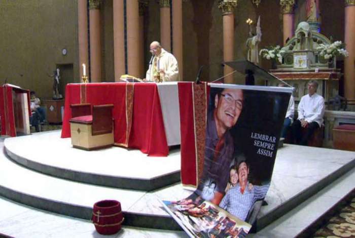 Fam�lias de v�timas da queda da Ciclovia Tim Maia foram � missa na Igreja Nossa Senhora da Paz, em Ipanema