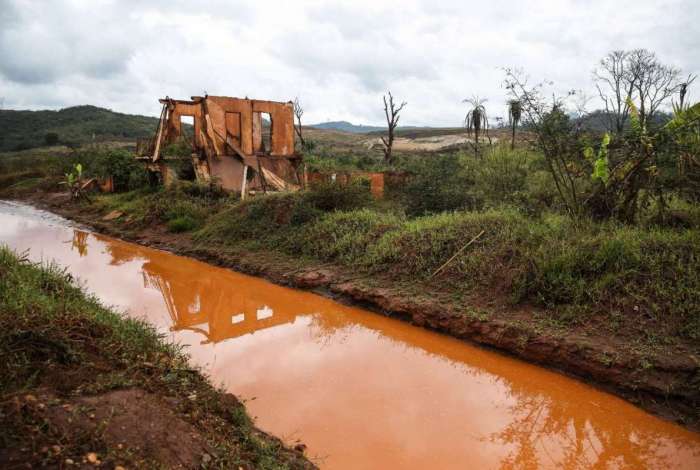 Ru�nas em Paracatu de Baixo, distrito de Mariana, ap�s dois anos 