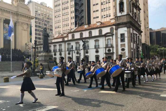 Policiais fazem desfile em homenagem a Tiradentes