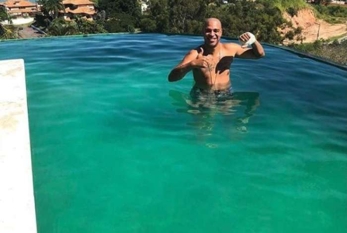 Adriano aproveita tempo livre em B�zios