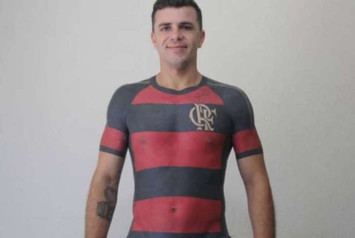 Coragem! Maur�cio dos Anjos tatuou camisa do Flamengo em tamanho real