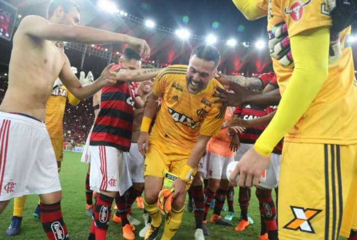 Julio Cesar passa por corredor formado por jogadores do Flamengo