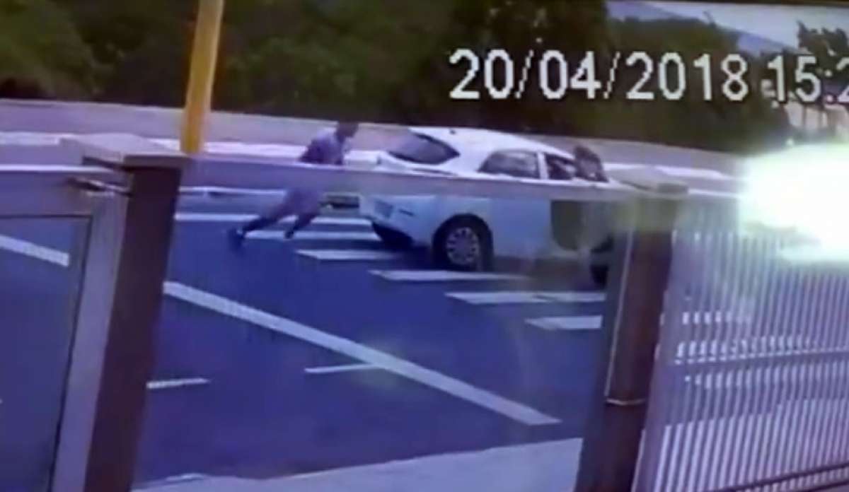 Bandido corre após tentativa frustrada de roubo a carro - Reprodução / Facebook
