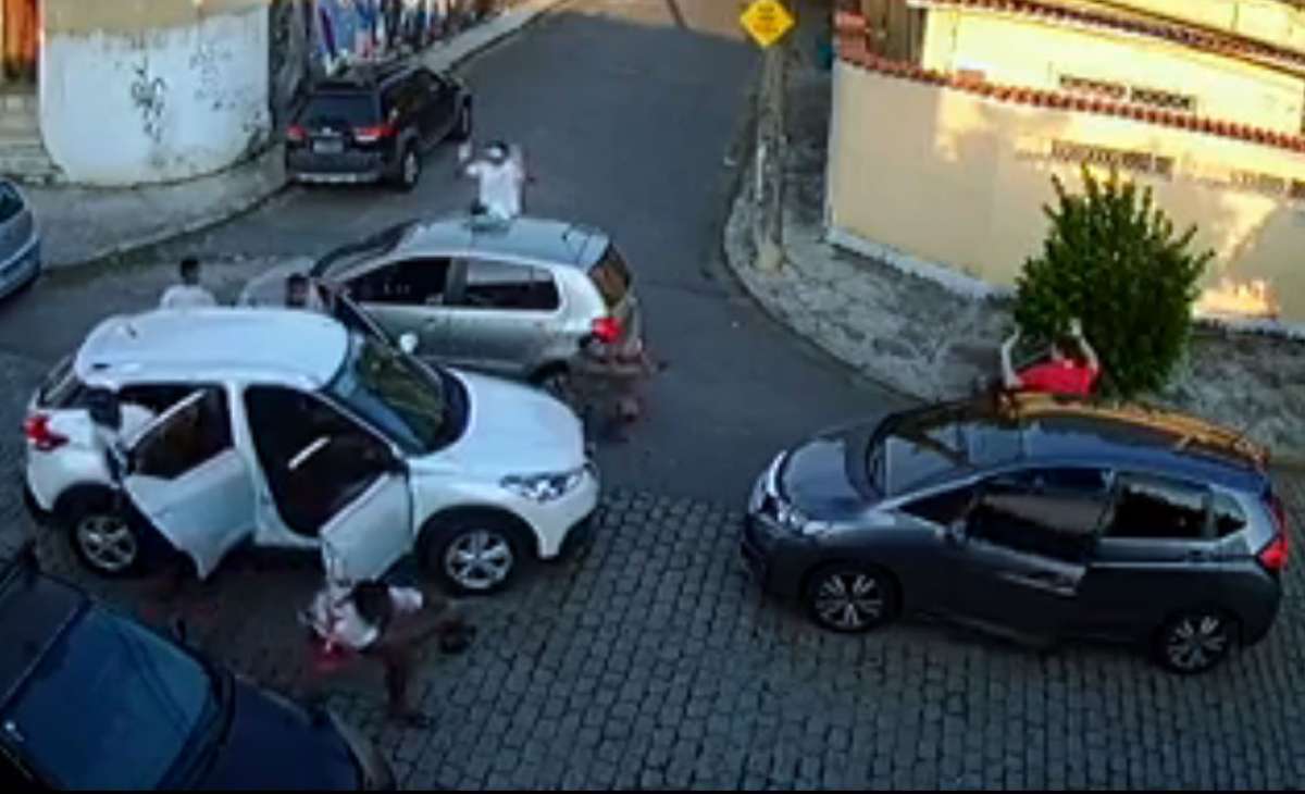 Bandidos roubam carro no Engenho de Dentro - Reprodução / Facebook