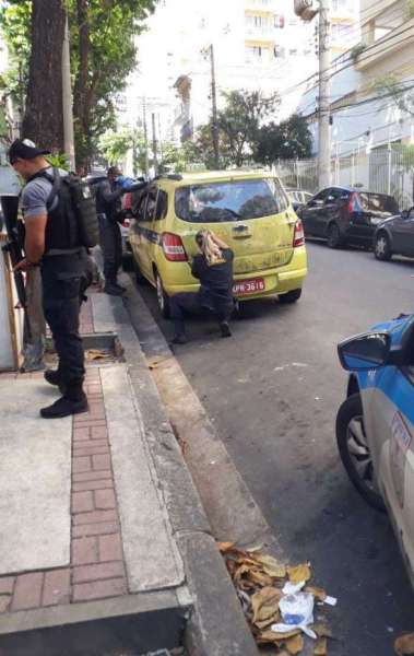 Agentes da Delegacia de Homicídios (DH-Capital) realizam perícia em táxi na rua Zamenhof (Estácio) - WhatsApp O Dia