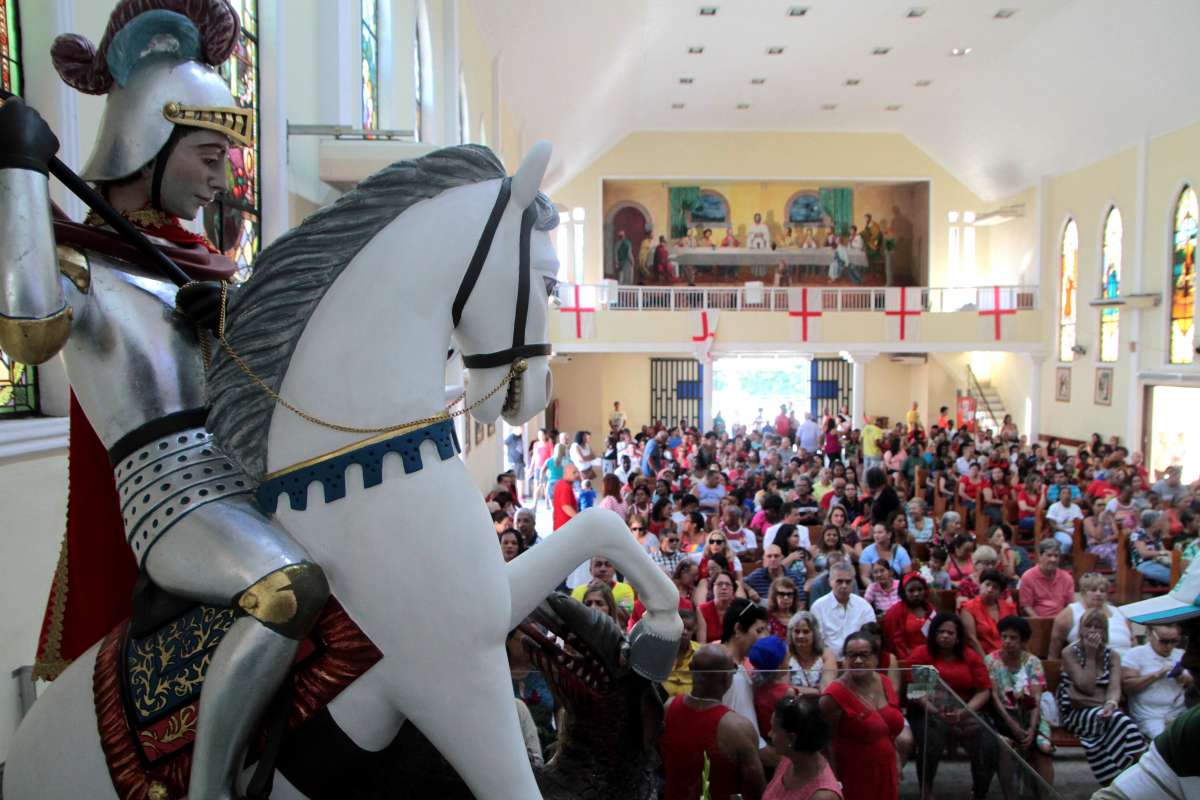  Início dos festejos a São Jorge na Paróquia de São Jorge em Quintino. - Fernanda Dias/Agência O Dia