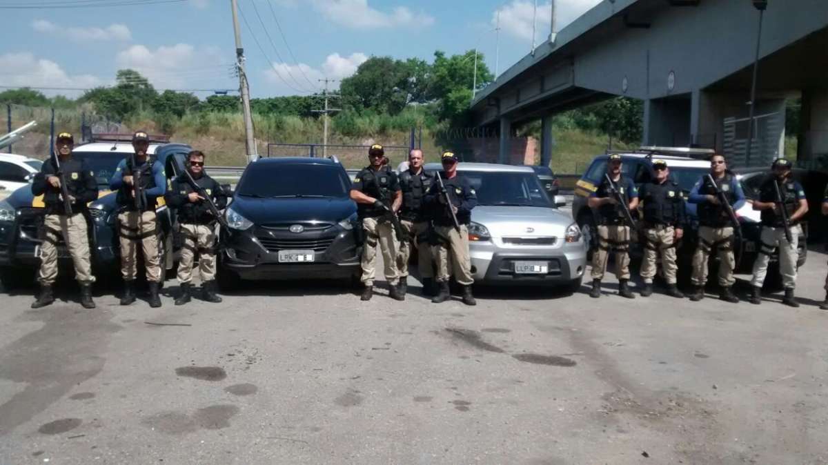 Agentes da PRF recuperaram carros roubados na comunidade da Ficap - Divulgação
