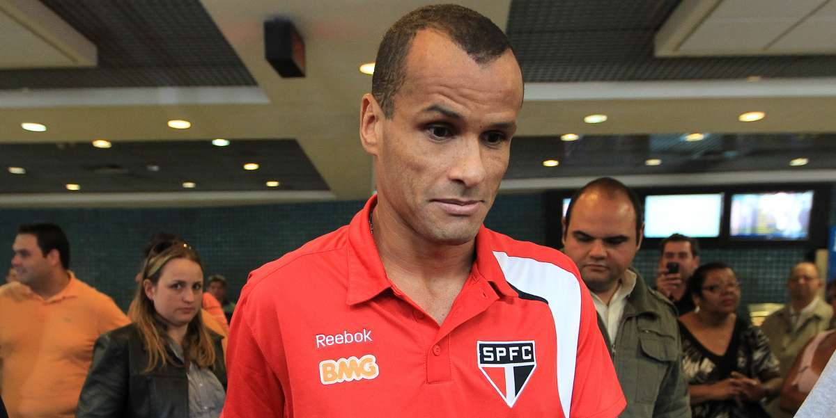12/09/2011. MARCA BRASIL SÃO PAULO - O jogador Rivaldo junto com a equipe de futebol do São Paulo, no aeroporto de Congonhas, após voltarem do Porto Alegre onde jogaram contra o Grêmio, em partida válida pela 23ª Rodada do Campeonato Brasileiro. Foto - Rafael Naddermeyer / Ag. O Dia       ESPORTE / FUTEBOL / JOGADORES / DESEMBARQUE / TIME - Arquivo O Dia