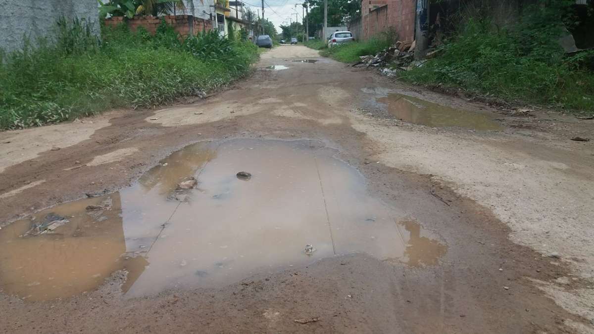 Na Rua Carlos Sampaio, a grande dificuldade para Bruna Alves, é passar com o carrinho de bebê na lama - Arquivo Pessoal