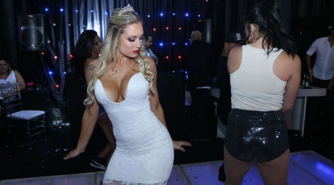 Ex-BBB J�ssica comemora anivers�rio de 27 anos com mega festa