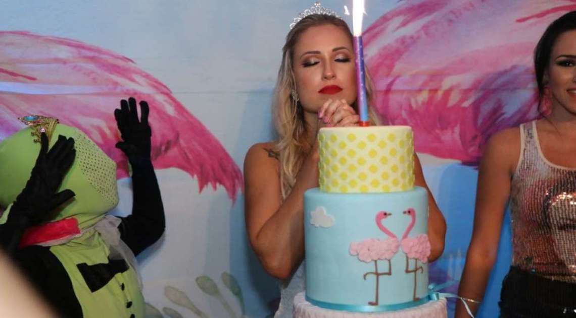 Ex-BBB J�ssica comemora anivers�rio de 27 anos com mega festa