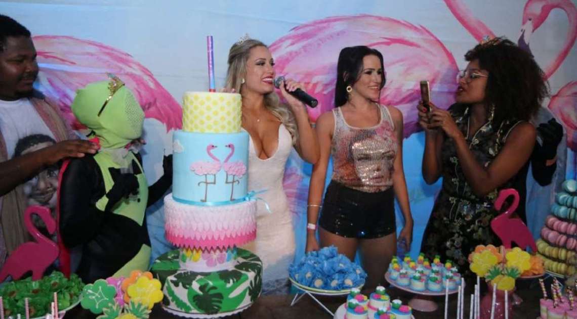 Ex-BBB J�ssica comemora anivers�rio de 27 anos com mega festa