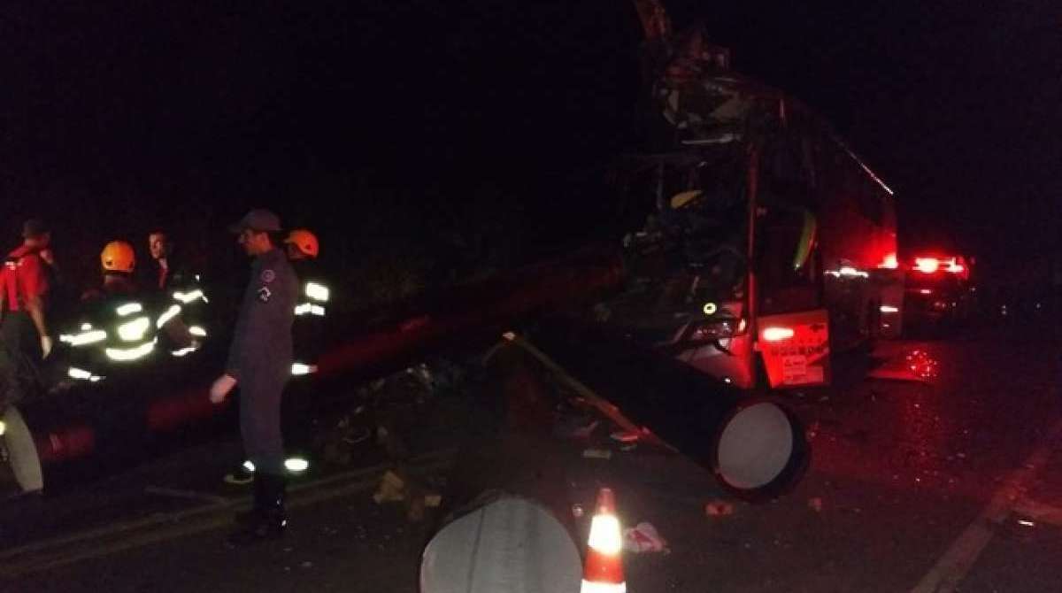 Acidente entre caminhonete, carreta e ônibus deixa 6 mortos e 12 feridos em MG
