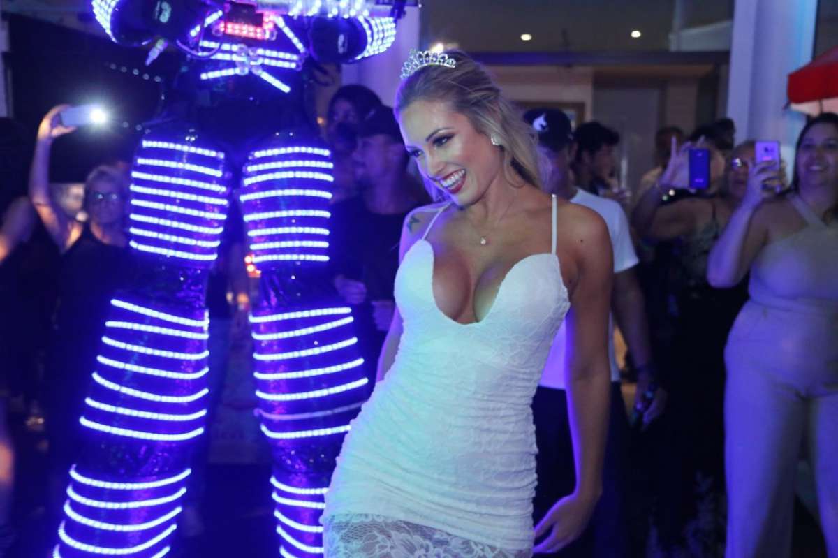 Ex-BBB Jéssica comemora aniversário de 27 anos com mega festa