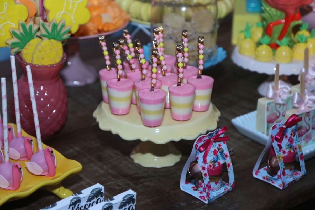 Ex-BBB Jéssica comemora aniversário de 27 anos com mega festa